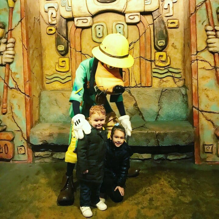 Small kids meeting Goofy at Tokyo Disneysea